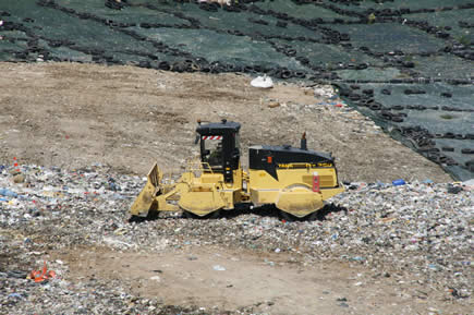 Compacteur à déchets Tana Medimat GX380 :  enfouissement de déchets à flanc de colline