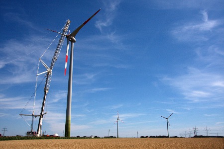 Une grue Terex AC 1000 érige des éoliennes en Allemagne