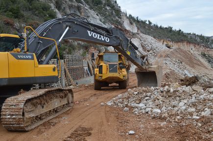 Volvo sur la construction du barrage de Boqaata au Liban