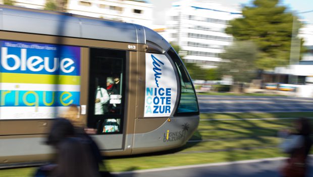 Nice : le tramway T2 se fraie un chemin