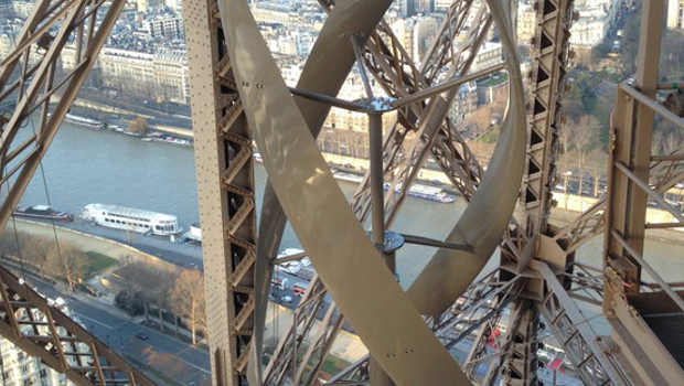 Eolienne : la Tour Eiffel dans le vent !