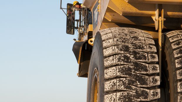 Bridgestone présente le plus grand pneu du monde