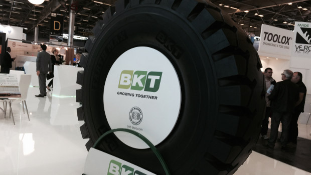 BKT expose sa ligne de pneus Earthmax