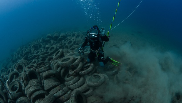Antibes : des récifs de pneumatiques démantelés