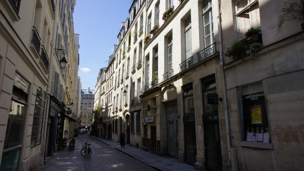 Paris : Anne Hidalgo lance l’éco-rénovation de 1000 immeubles