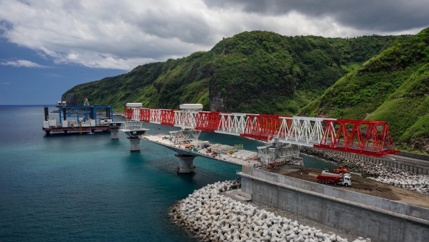 Viaduc du Littoral à La Réunion : la première travée est posée
