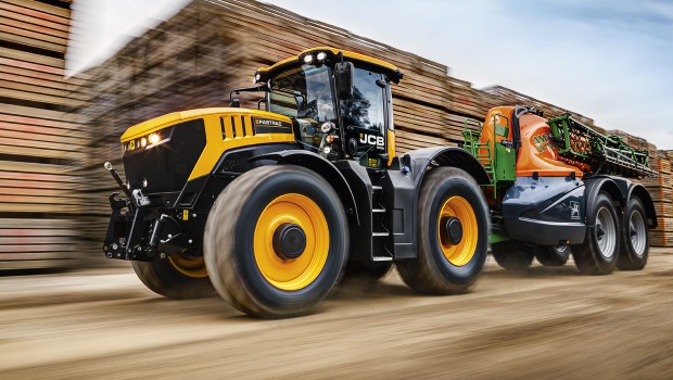 Fastrac 8290 et 8330 : nouveau haut de gamme des tracteurs JCB