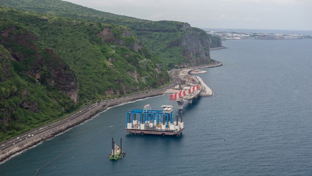 Viaduc de la NRL à La Réunion : déjà 10 piles en mer