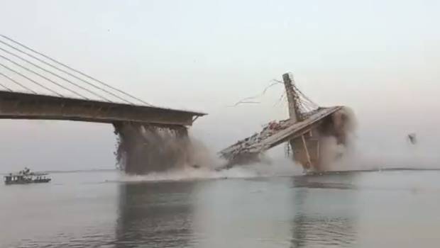 Un pont s'effondre en Inde (vidéo)