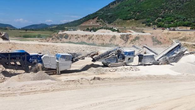 Kleemann broie le calcaire de l'autoroute Amvrakia Odos en Grèce