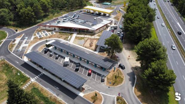 Solstyce conçoit et installe 191 kWc d’ombrières photovoltaïques sur deux aires d'autoroute
