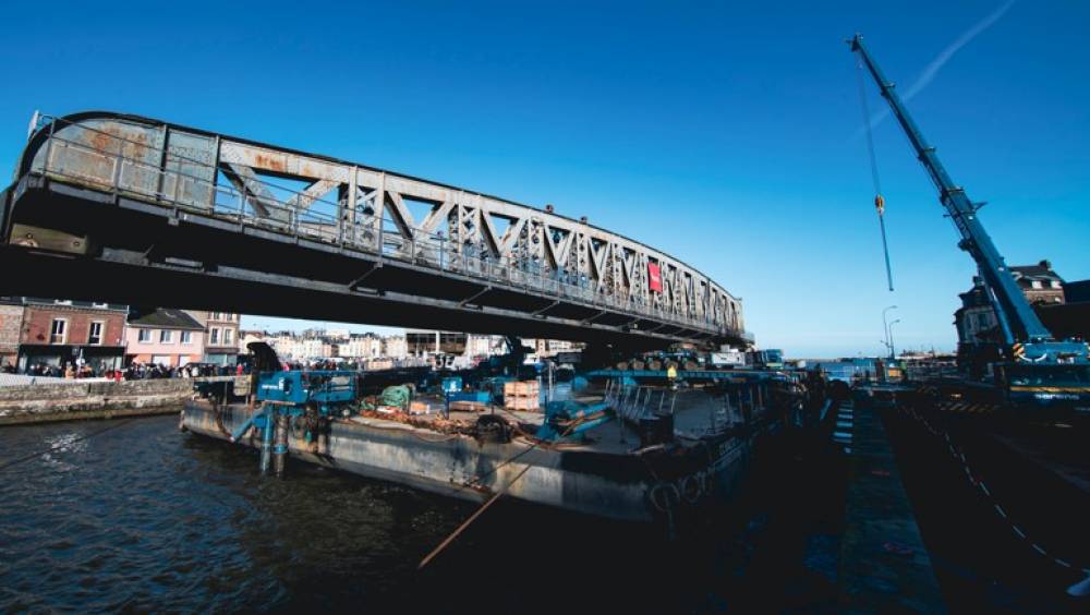 Sarens lève le pont Colbert à Dieppe