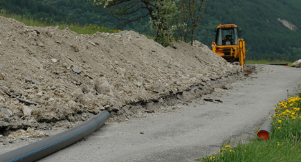 2 fontainiers posent 1850 ml de réseau au pied des pistes