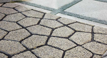 Roxem : des pavés coulés en ciment 
