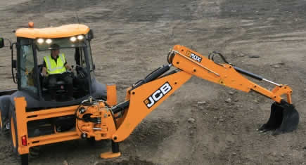 Les 3CX et 4CX de JCB reçoivent trois pompes hydrauliques
