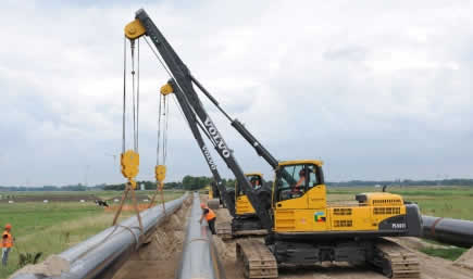 Dix pelles Volvo pipelayers sur un gazoduc en Allemagne