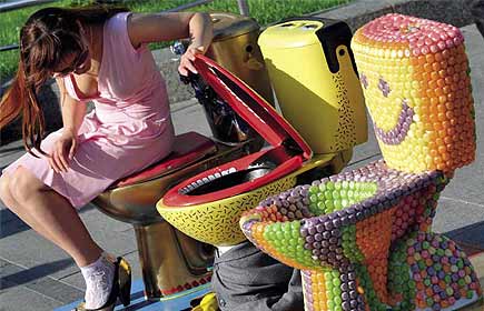 Le SIAAP expose les toilettes du monde