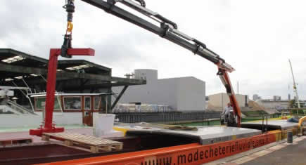 Miltra équipe une déchetterie fluviale avec une grue hydraulique Fassi