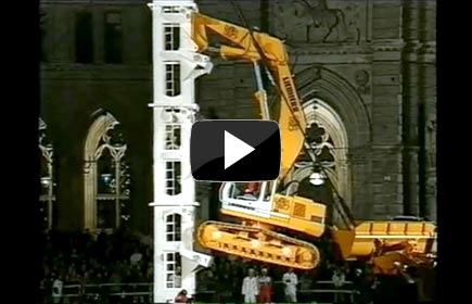 Une Liebherr grimpe aux arbres !