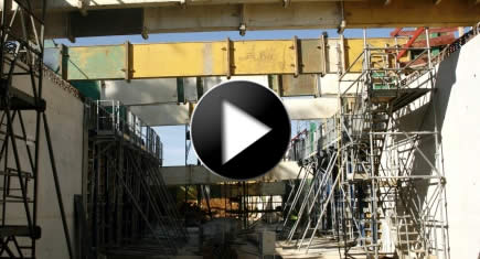 Le tramway T6 franchit la N118 à Vélizy (78)