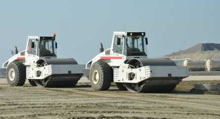 Le compacteur Bomag BW 226 DH-4 Variocontrol rempile sur Port 2000