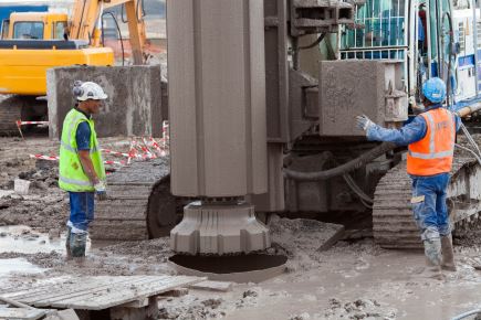 SFI (GTS), groupe NGE, adapte sur un porteur de 60 t, un marteau fond de trou hors norme