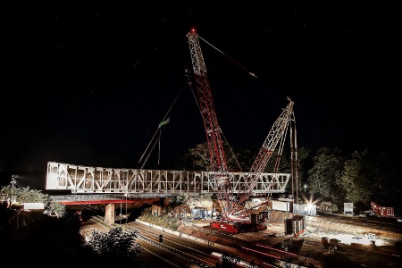 Allemagne : une grue Terex CC 2500-1 lève un pont en acier sur l’A6