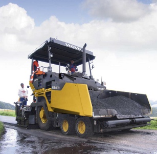 Un finisseur Volvo ABG6870 sur les routes de l'est de Londres