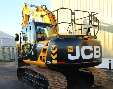 JCB relooke ses pelles JS « Midi » avec l’arrivée du moteur JCB Ecomax