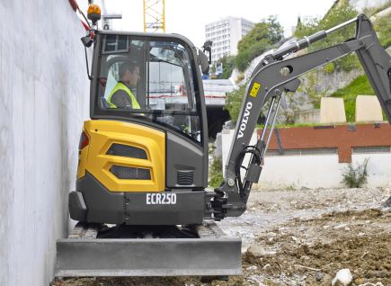 Bauma : Volvo expose ses mini-pelles à rayon court