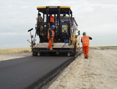 Un finisseur Volvo sur les routes de Hollande