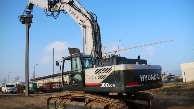 Fondations : Une pelle Hyundai avec équipement vibrofonceur intégré