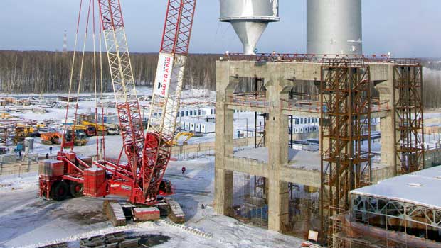 Une grue Manitowoc 18000 en exploitation en Russie