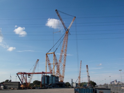 Cherbourg accueille une grue Sarens de gros calibre