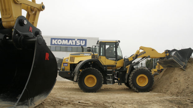 La chargeuse sur pneus Komatsu WA380-7 à la loupe