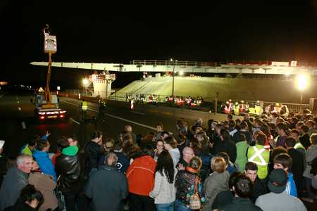 Poussage de pont nocturne au dessus de l'A43