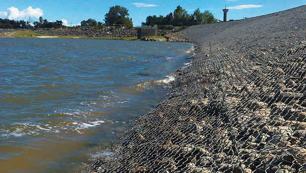 Une « carapace » de gabions pour une retenue d’eau en Corse 