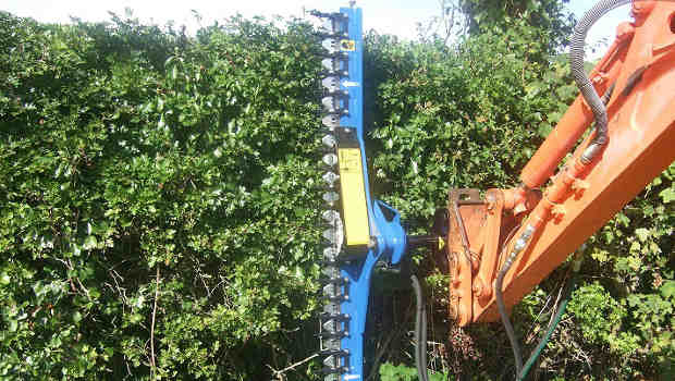 ONE-TP lance son taille-haies pour mini-pelles