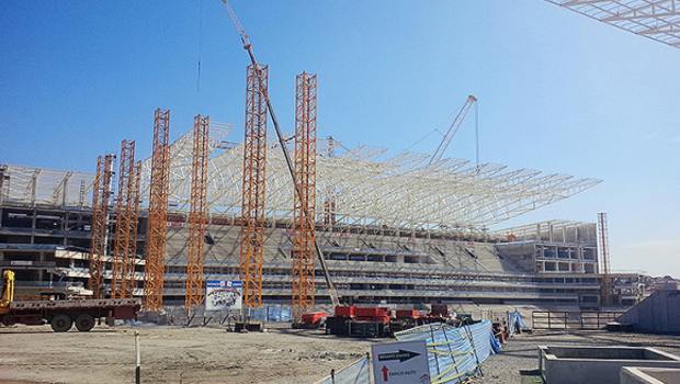 Des grues Potain s’improvisent tours d’étaiement sur le stade des Corinthiens