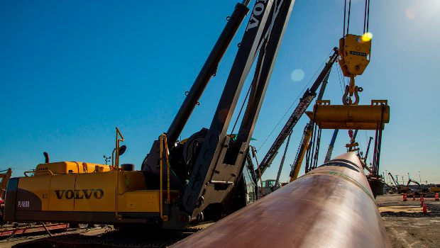 Un pipelayer de Volvo sur l'Elizabeth River