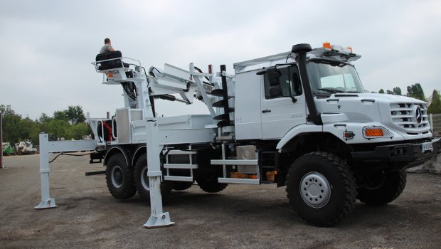 Risa propose le Mercedes Zetros en version pose poteaux