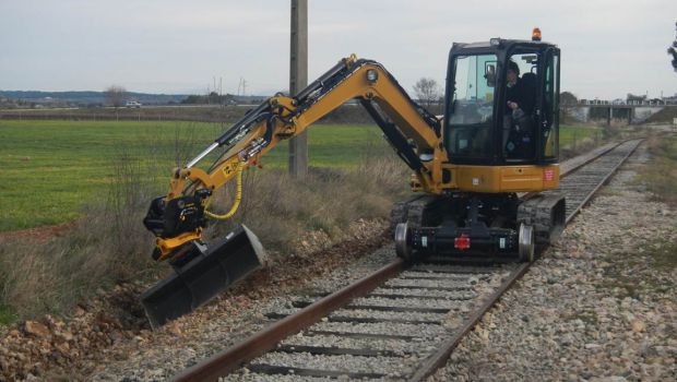 Pelle rail-route Unac 8TTR : la seule 8 tonnes agréée SNCF sur le marché français 