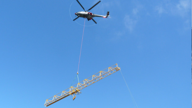 Biarritz : une grue à tour Potain montée par hélicoptère