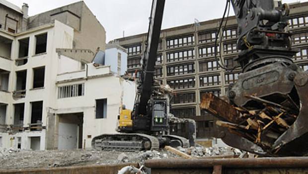 A Genève, la pelle Volvo EC480D sur un chantier de démolition rue du Stand 