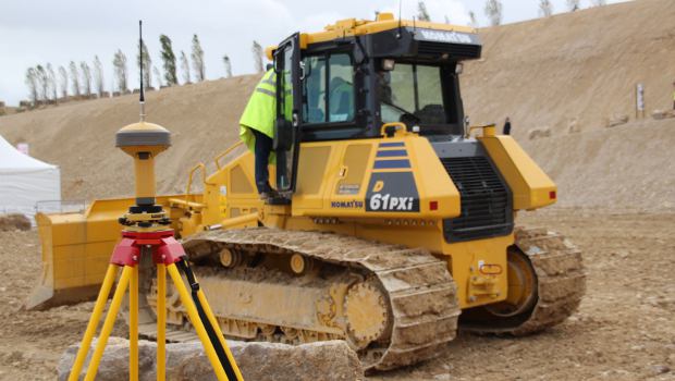 Komatsu présente son bouteur intelligent