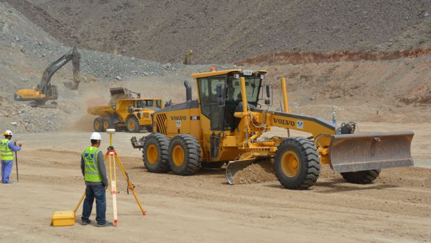 Une flotte de 210 engins Volvo brave le désert dans une carrière aux Emirats