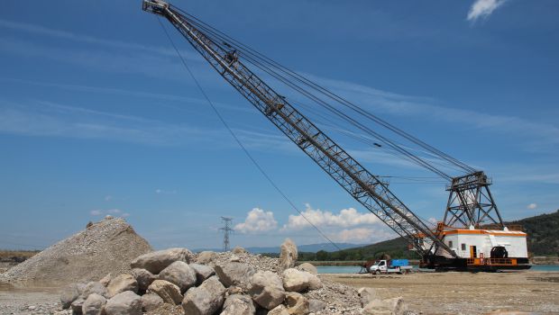 Une dragline marcheuse sur la Durance 