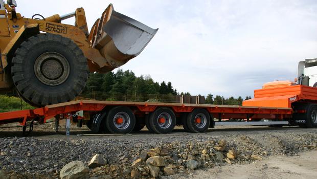 Fliegl conçoit une semi-remorque porte-engins flexible