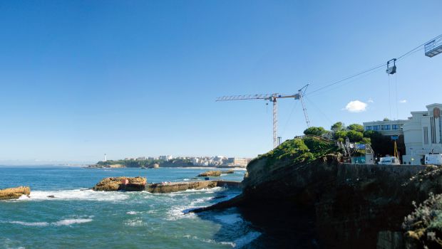 Confortement de la digue de Gamaritz : un chantier entre air et mer 