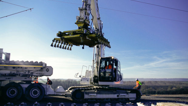 Une pelle sur-mesure pour la LGV Est